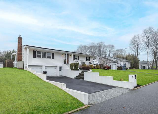 Property at 7 Beverly Ln, East Moriches, NY 11940, 3 beds, 3 baths