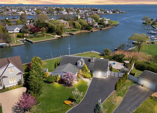 Property at 17 Harbour Rd, Babylon, NY 11702, 3 beds, 3 baths