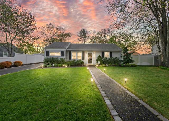 Property at 900 Bay Shore Ave, West Islip, NY 11795, 3 beds, 1 bath