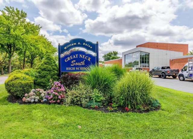 Property at 10 Briarfield Dr, Great Neck, NY 11020, 4 beds, 3 baths