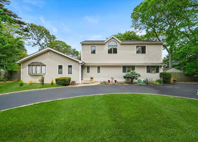 Property at 617 Smithtown Ave, Bohemia, NY 11716, 4 beds, 4 baths