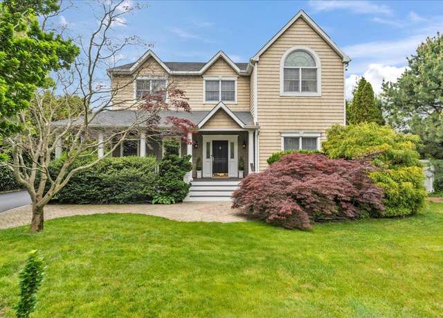 Property at 40 Carlisle Ln, East Islip, NY 11730, 4 beds, 2.5 baths