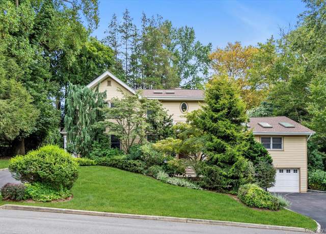 Property at 8 Briarfield Dr, Great Neck, NY 11020, 6 beds, 5.5 baths