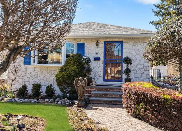 Property at 25 Cleaves Ave, Hempstead, NY 11550, 3 beds, 2 baths