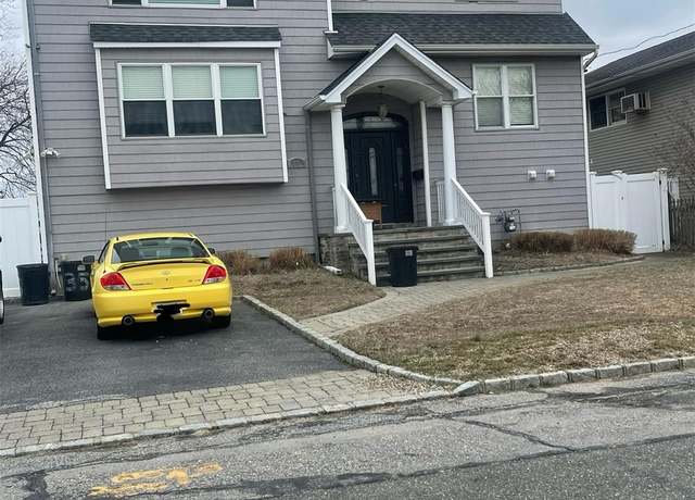 Property at 35 Jackson Ave W, Babylon, NY 11702, 4 beds, 4 baths