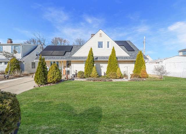 Property at 89 Barrister Rd, Levittown, NY 11756, 5 beds, 1.5 baths