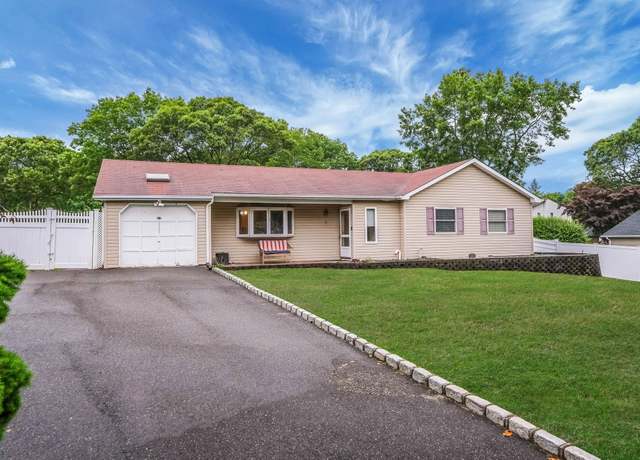 Property at 8 Peconic Ln, Selden, NY 11784, 3 beds, 3 baths