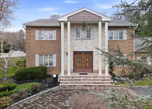 Property at 6 Heather Ct, Dix Hills, NY 11746, 5 beds, 4 baths