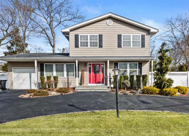 Property at 5 Sorowoc Ln, Bay Shore, NY 11706, 4 beds, 2.5 baths