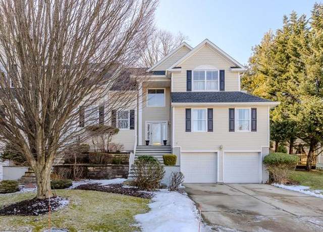 Property at 27 Vantage Ct, Port Jefferson, NY 11777, 3 beds, 2.5 baths