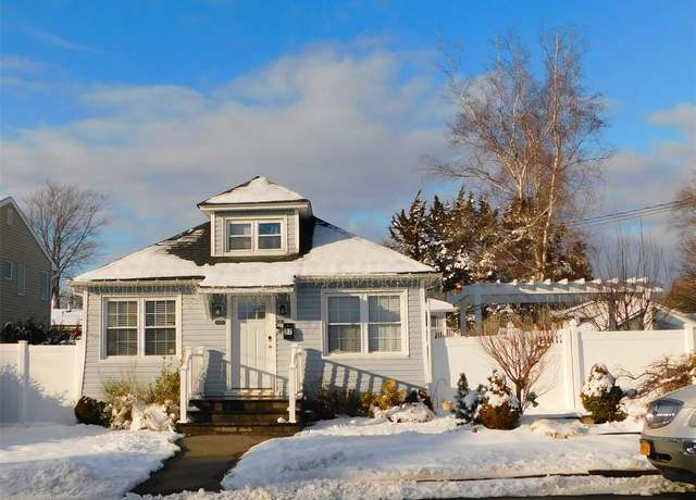 Property at 27 Ryder Ave, North Babylon, NY 11703, 5 beds, 2 baths