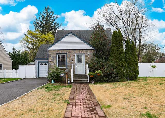 Property at 339 Roosevelt Blvd, West Hempstead, NY 11552, 4 beds, 2 baths