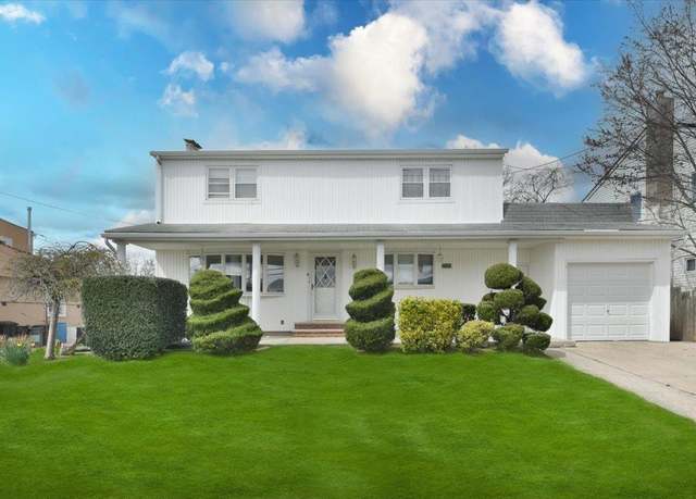Property at 103 Arlyn Dr W, Massapequa, NY 11758, 5 beds, 3 baths