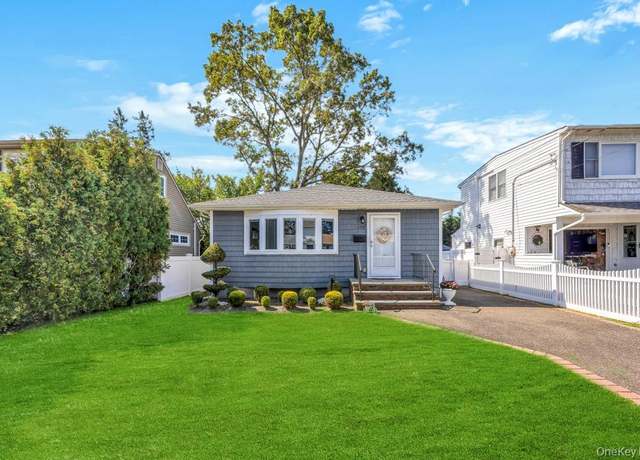 Property at 170 Lindbergh St, Massapequa Park, NY 11762, 3 beds, 1 bath