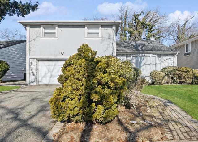Property at 5 Sutton Ln, Hewlett, NY 11557, 3 beds, 2.5 baths