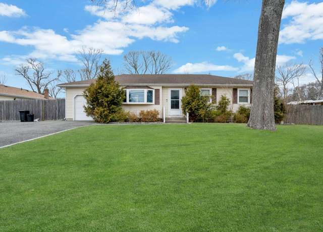 Property at 92 S Evergreen Dr, Selden, NY 11784, 3 beds, 1 bath