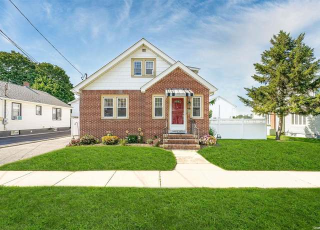 Property at 32 Herbert Ave, Lindenhurst, NY 11757, 4 beds, 2.5 baths