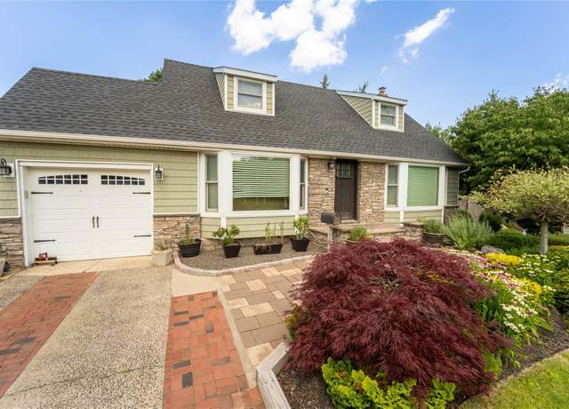 Property at 110 Roxbury Dr, Commack, NY 11725, 4 beds, 2 baths