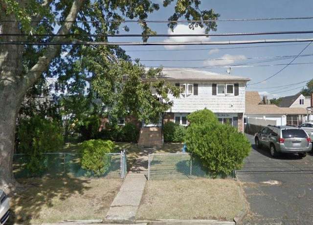 Property at 135 Bergen Ct, Copiague, NY 11726, 5 beds, 2 baths