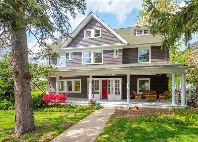 Property at 28 Farragut Cir, New Rochelle, NY 10801, 6 beds, 2.5 baths
