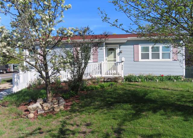 Property at 565 18th St, West Babylon, NY 11704, 3 beds, 1 bath