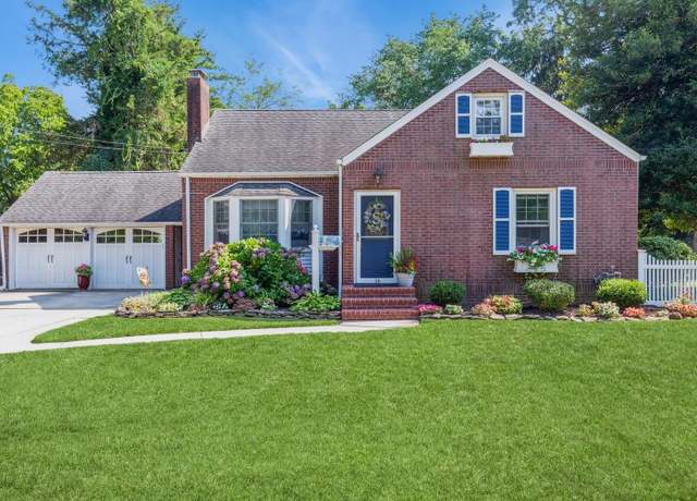 Property at 16 Bennett St, Kings Park, NY 11754, 3 beds, 1 bath