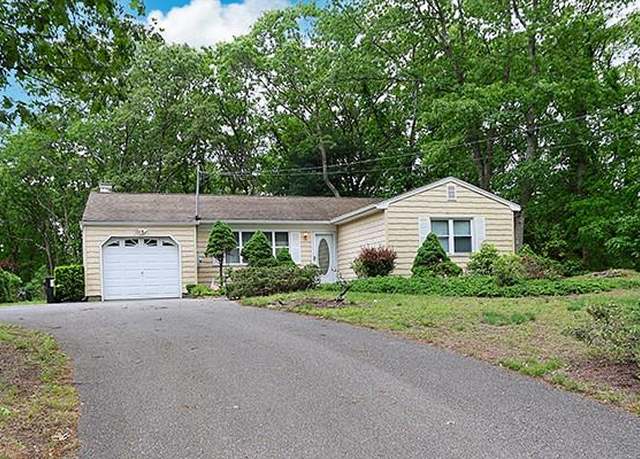 Property at 14 Belmont Dr, Smithtown, NY 11787, 3 beds, 1 bath