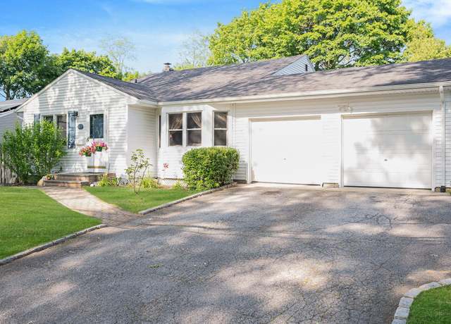 Property at 105 1st Ave, Kings Park, NY 11754, 3 beds, 1.5 baths