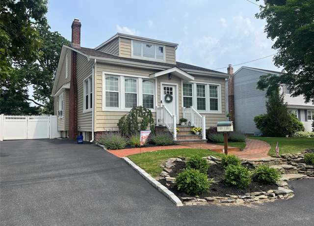 Property at 728 Hyman Ave, West Islip, NY 11795, 3 beds, 2 baths