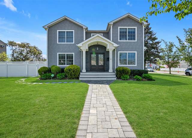 Property at 11 Knickerbocker Rd S, Plainview, NY 11803, 5 beds, 3 baths