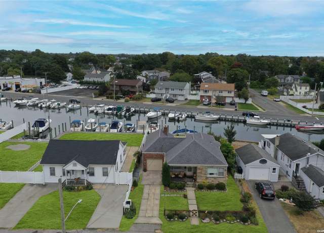 Property at 768 S Hickory St, Lindenhurst, NY 11757, 2 beds, 1.5 baths