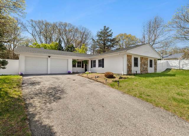 Property at 4 Wellsley Ct, Coram, NY 11727, 3 beds, 2 baths