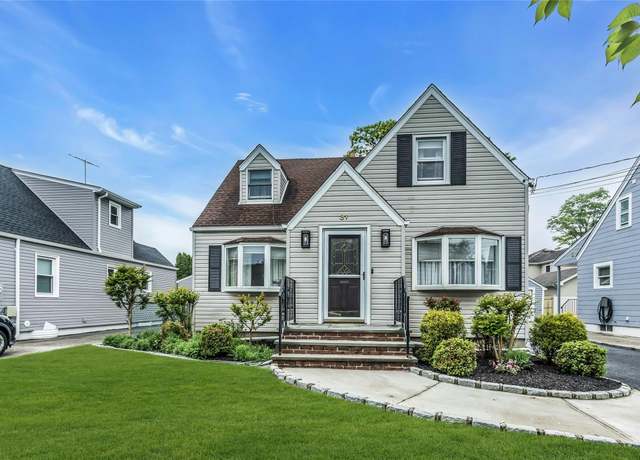 Property at 31 Grattan St, New Hyde Park, NY 11040, 4 beds, 2.5 baths