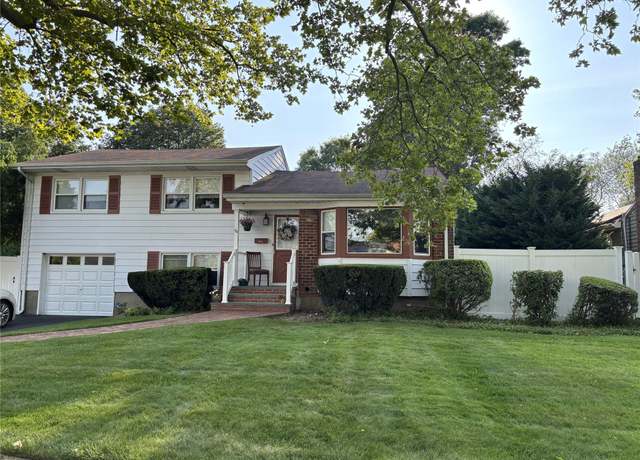 Property at 98 Cedar Dr, Farmingdale, NY 11735, 3 beds, 2.5 baths