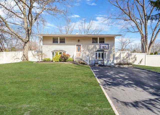 Property at 3 Lodge Ln, East Setauket, NY 11733, 4 beds, 2 baths
