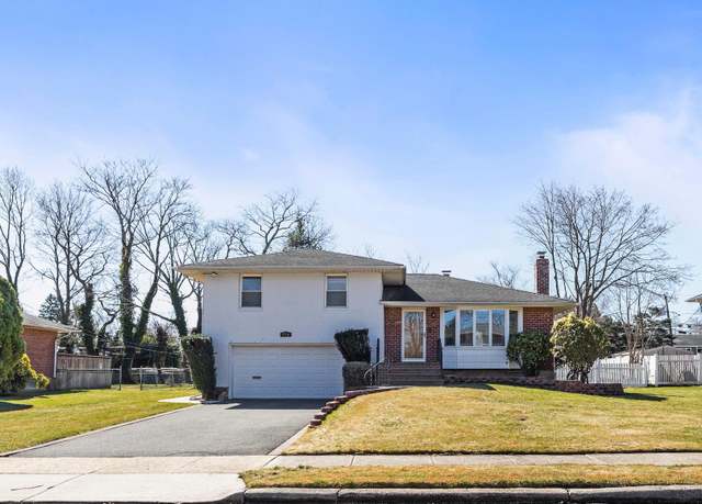 Property at 114 Celia Dr, Jericho, NY 11753, 4 beds, 2.5 baths