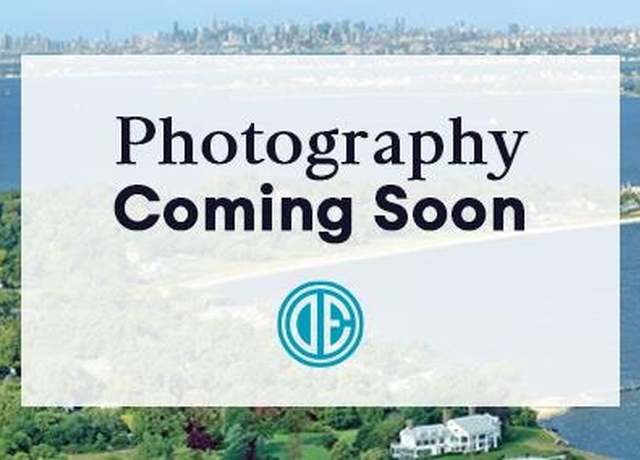 Property at 239 Pond View Ln, Smithtown, NY 11787, 3 beds, 2.5 baths