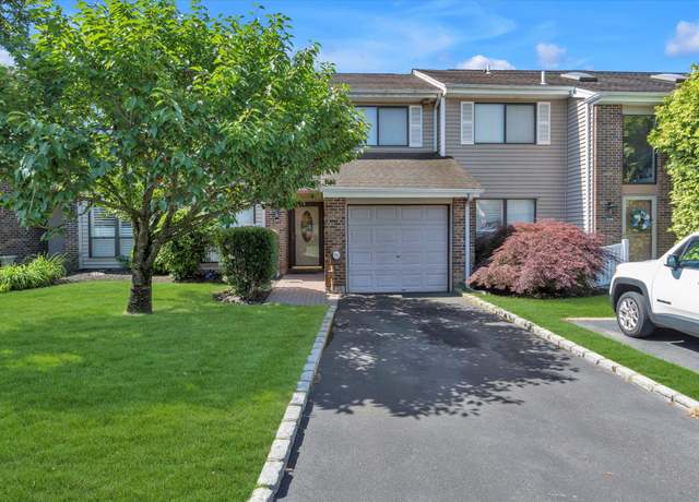Property at 239 Pond View Ln, Smithtown, NY 11787, 3 beds, 2.5 baths