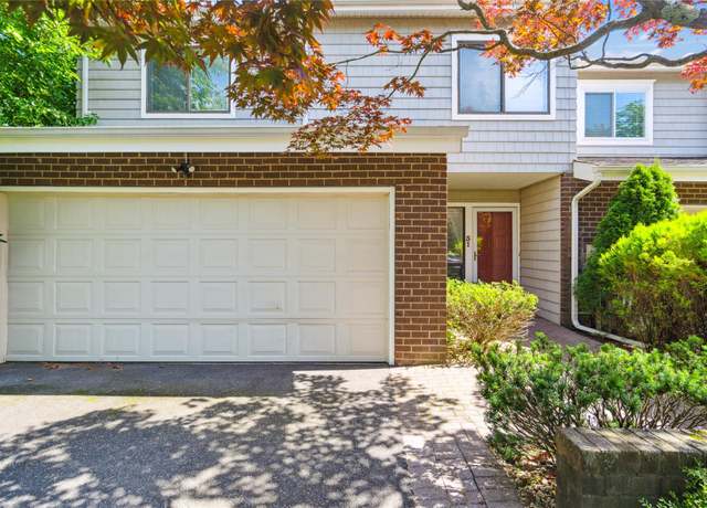 Property at 31 Boathouse Ln E, Bay Shore, NY 11706, 4 beds, 3 baths