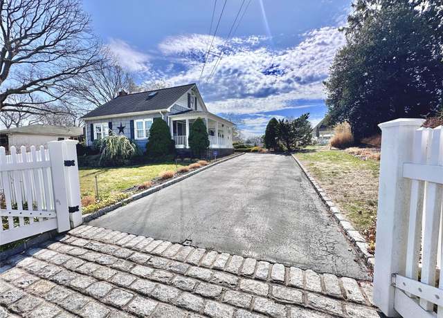 Property at 422 Boulder St, Ronkonkoma, NY 11779, 2 beds, 1.5 baths
