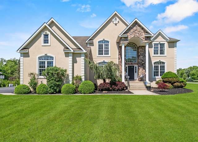 Property at 3 Kings Dr, Middletown, NY 10941, 4 beds, 2.5 baths