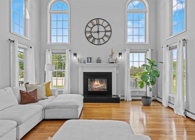 Property at 3 Kings Dr, Middletown, NY 10941, 4 beds, 2.5 baths
