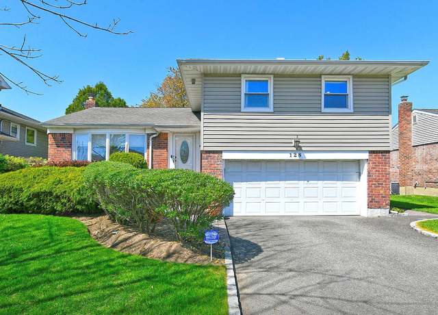 Property at 128 Manor St, Plainview, NY 11803, 3 beds, 2.5 baths