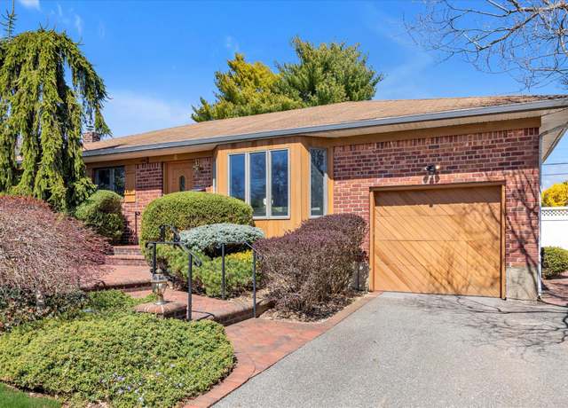 Property at 6 Forest Dr, Jericho, NY 11753, 3 beds, 2 baths