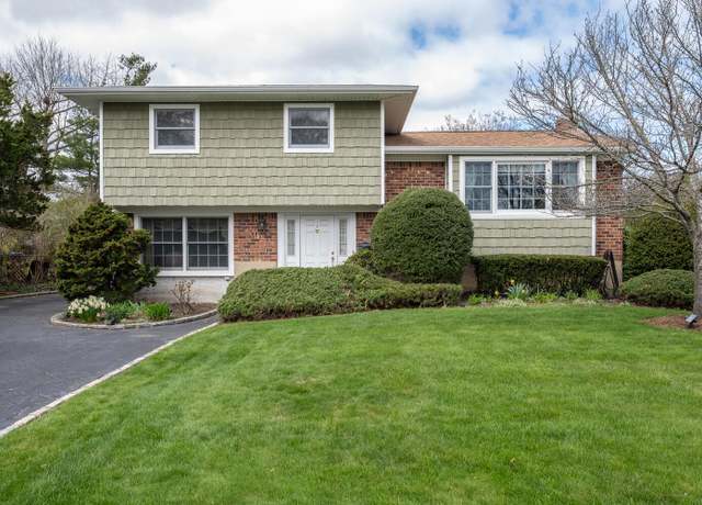 Property at 15 Hayrick Ln, Commack, NY 11725, 3 beds, 1.5 baths