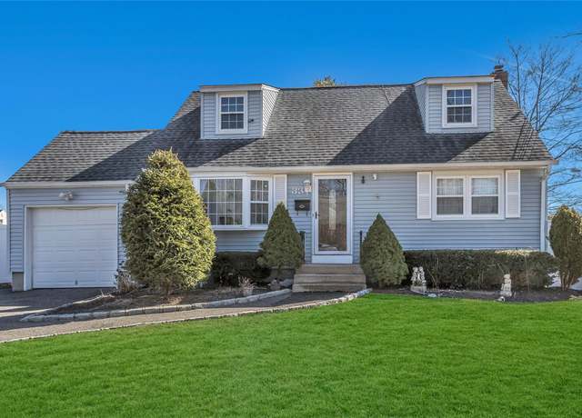 Property at 33 Hilliard Ave, Central Islip, NY 11722, 7 beds, 4 baths