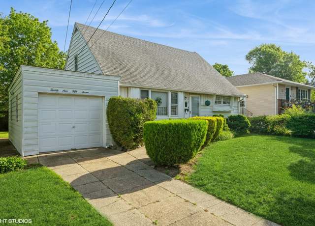 Property at 2957 Bellport Ave, Wantagh, NY 11793, 3 beds, 2 baths