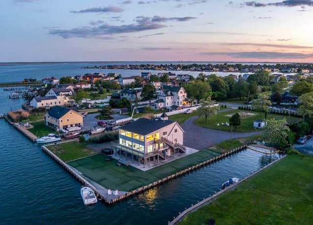 Property at 200 Clocks Blvd, Massapequa, NY 11758, 3 beds, 3.5 baths