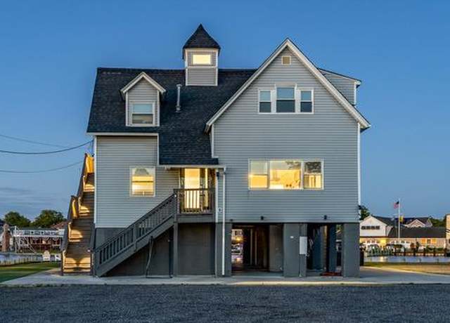 Property at 200 Clocks Blvd, Massapequa, NY 11758, 3 beds, 3.5 baths