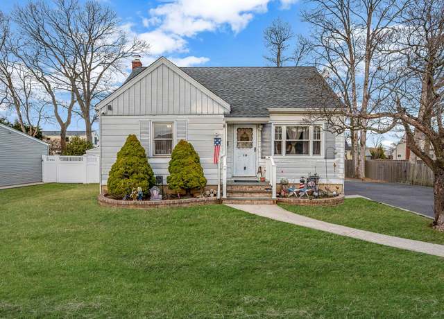 Property at 350 N Fulton Ave, Lindenhurst, NY 11757, 3 beds, 1 bath